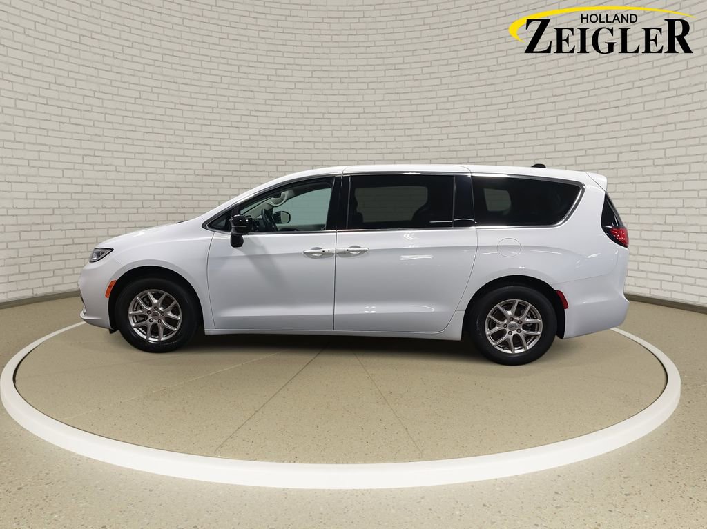 Used 2024 Chrysler Pacifica Touring-L image 8