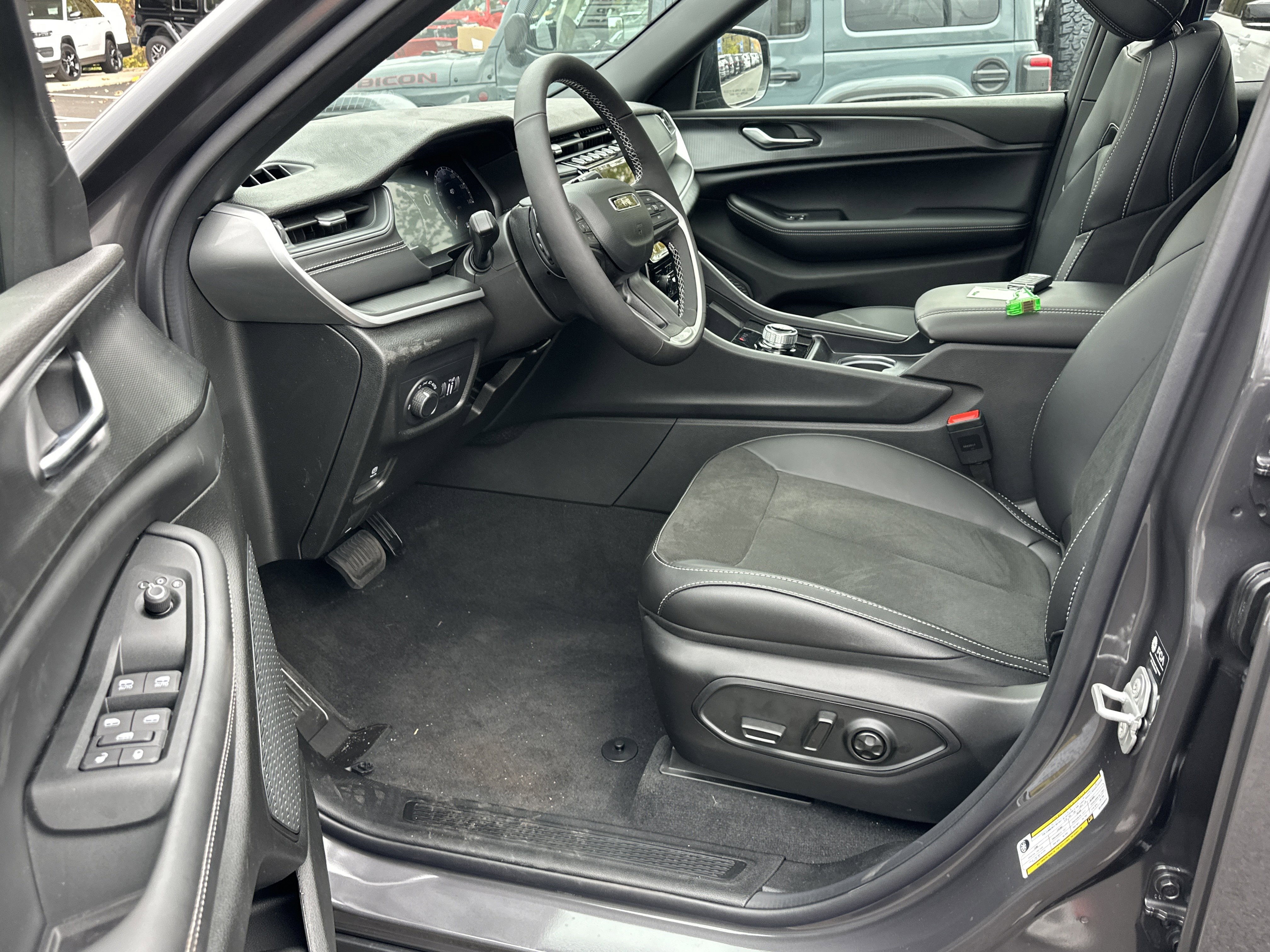 New 2025 Jeep Grand Cherokee Altitude image 27