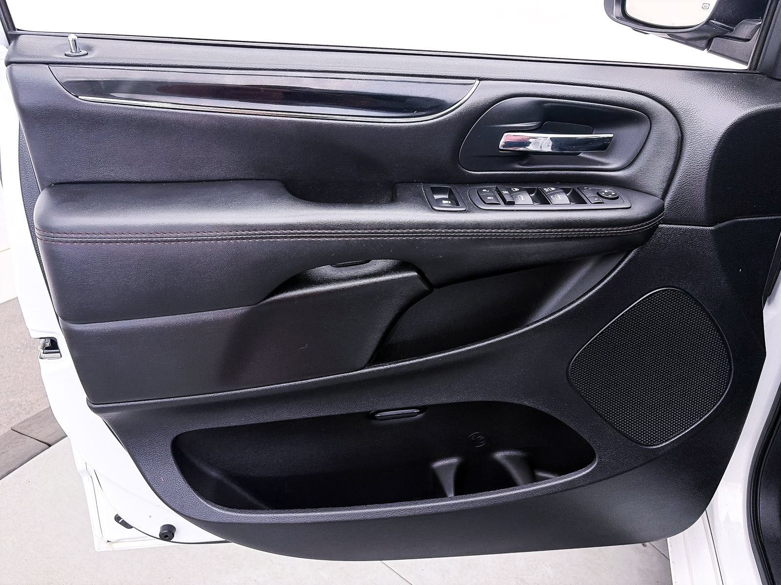Used 2020 Dodge Grand Caravan SE FWD image 9