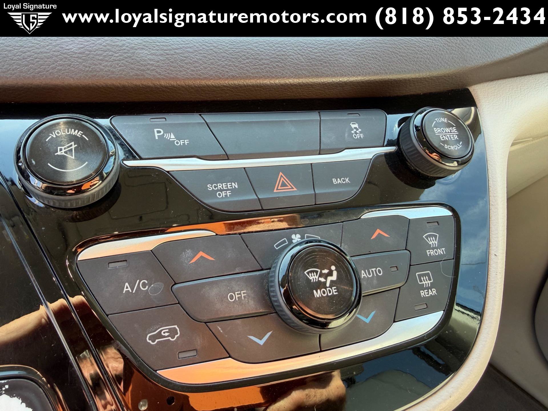 Used 2017 Chrysler Pacifica Touring-L w/ Tire & Wheel Group FWD image 27