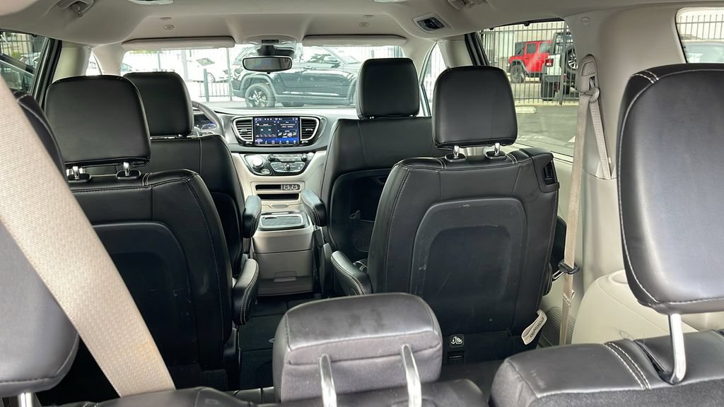 Used 2024 Chrysler Pacifica Touring-L FWD image 30