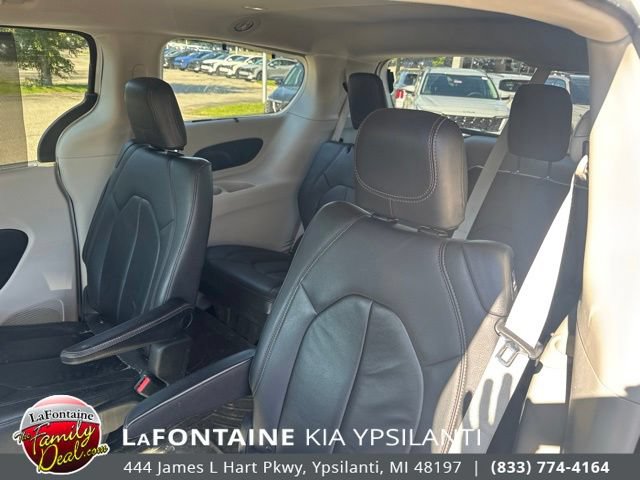 Used 2017 Chrysler Pacifica Touring-L FWD image 10