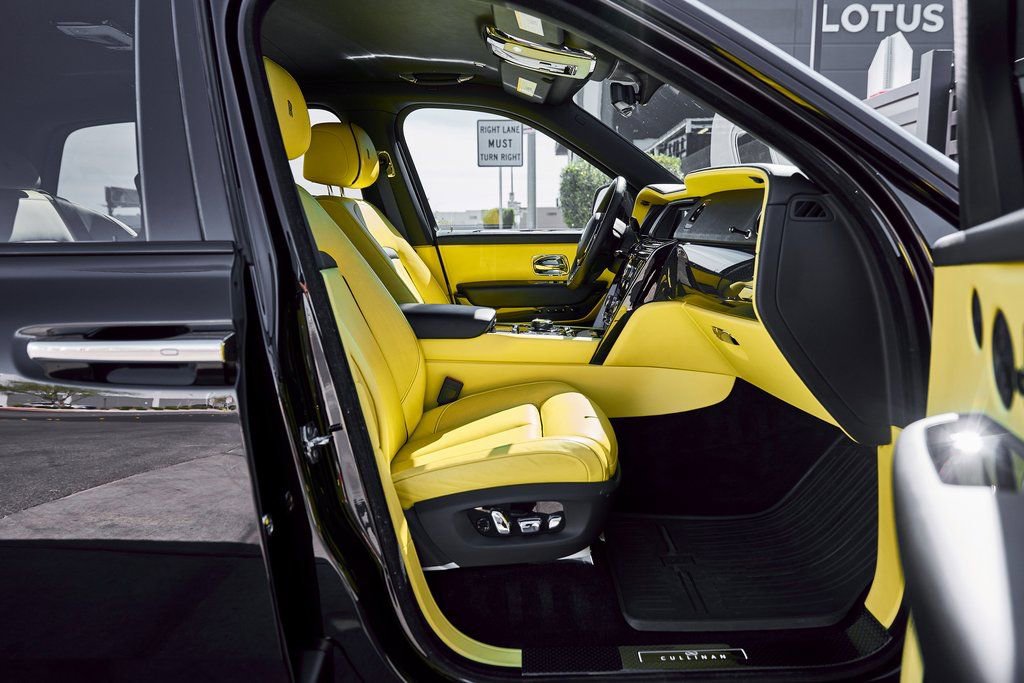 Used 2022 Rolls-Royce Cullinan Black Badge w/ Dark Exterior Package image 25