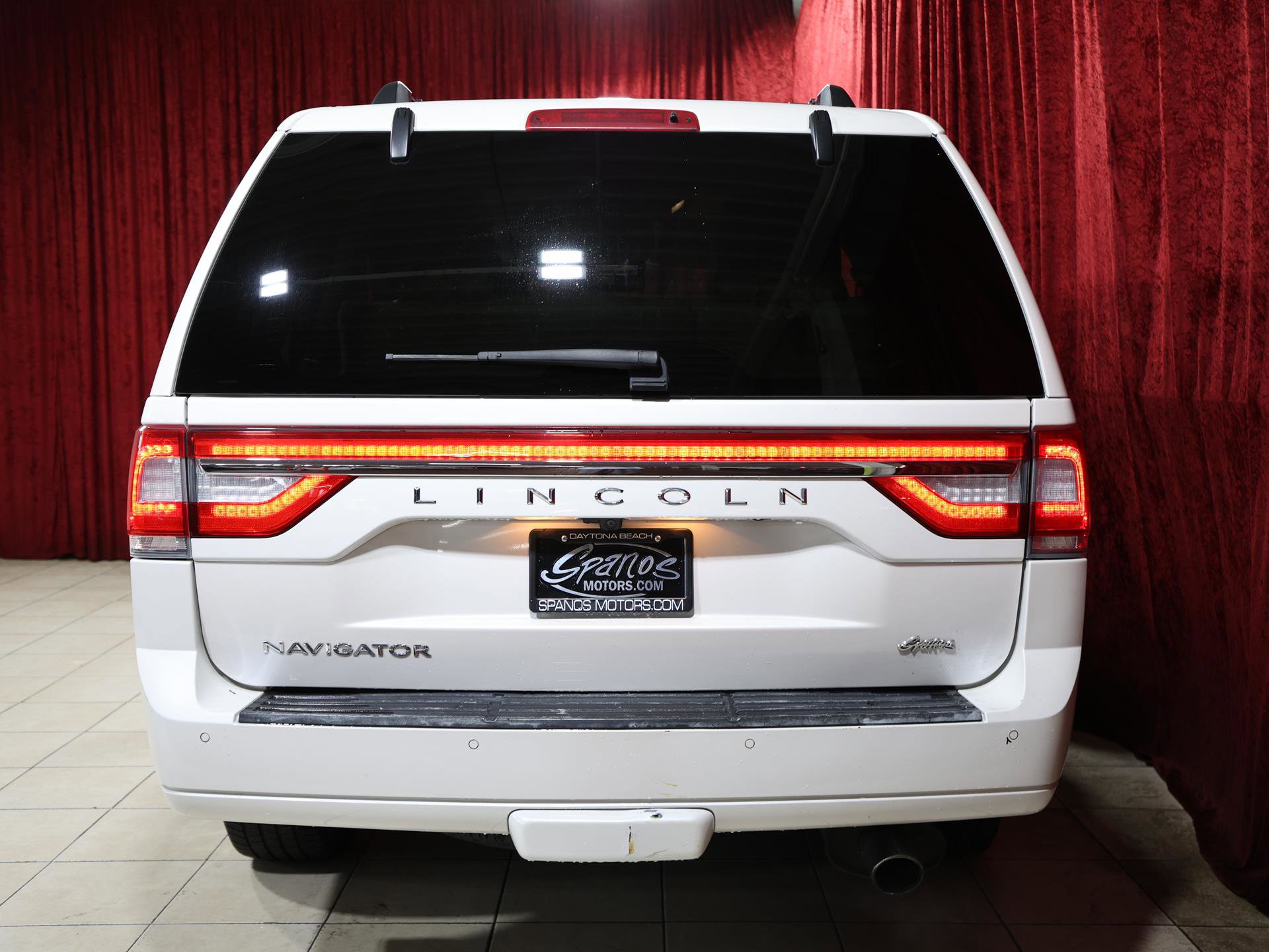 Used 2017 Lincoln Navigator Select image 10