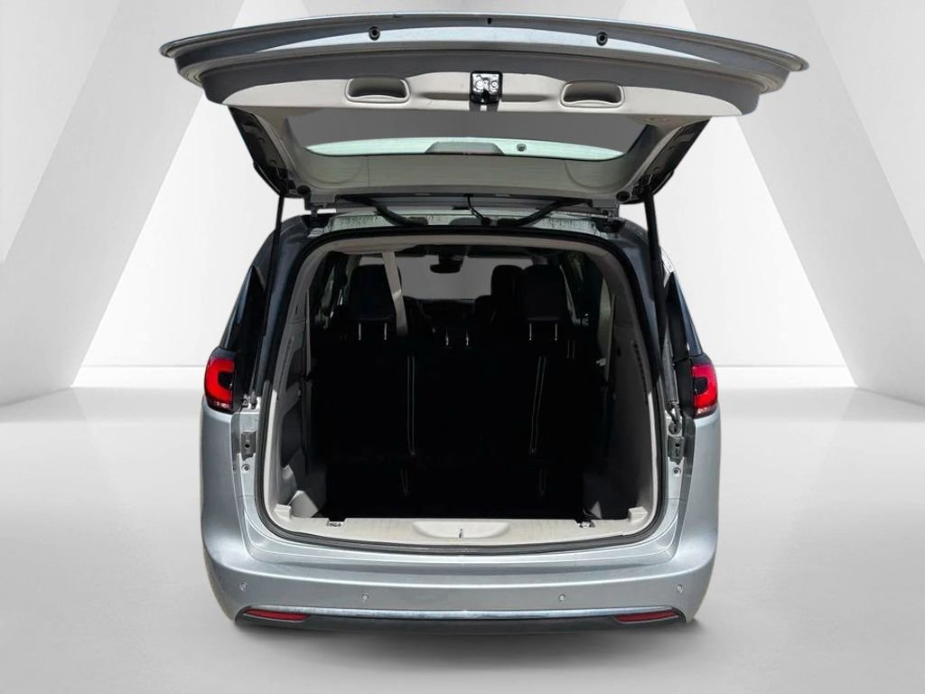 Used 2023 Chrysler Pacifica Touring-L image 35