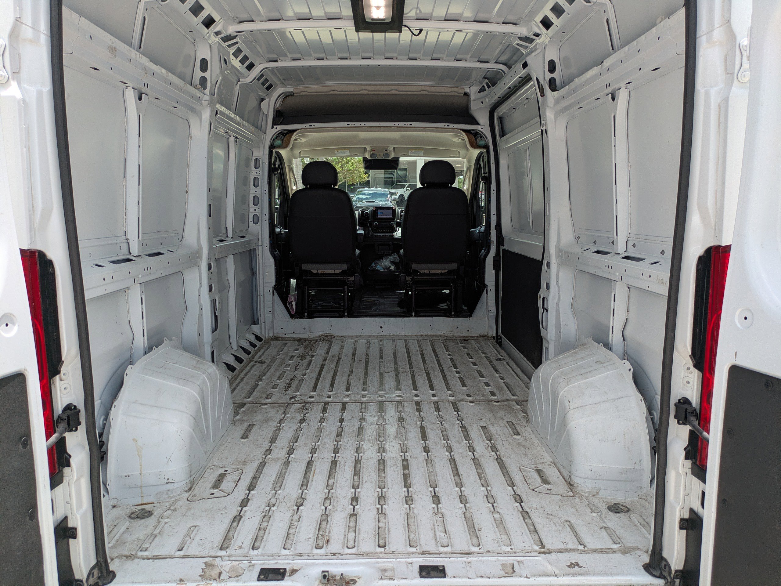 Used 2024 RAM ProMaster 2500 w/ Convenience Group FWD image 13