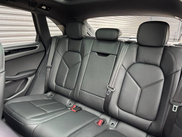 Certified 2026 Porsche Macan AWD/4WD image 25