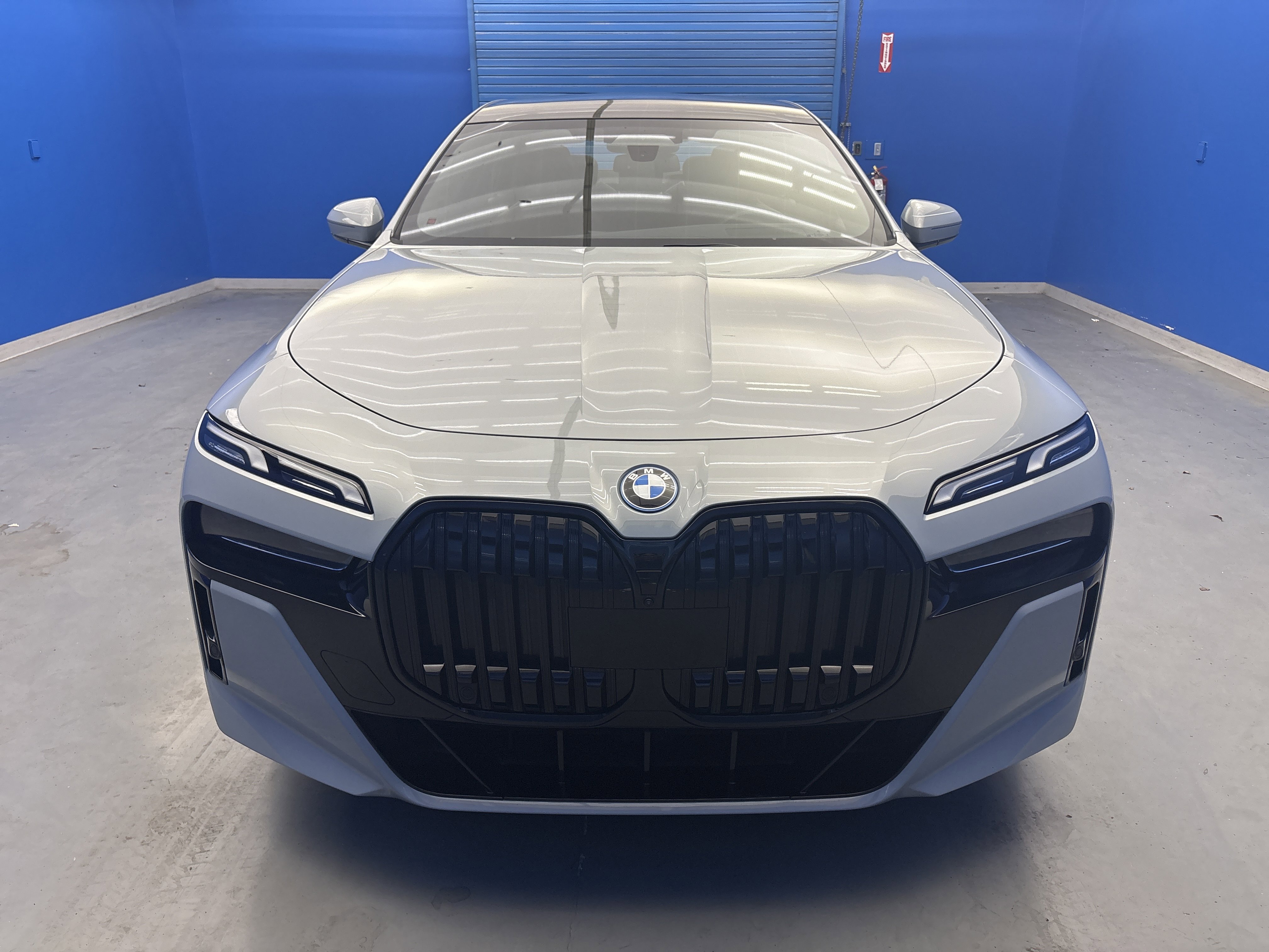 Used 2023 BMW i7 xDrive60 AWD/4WD image 3