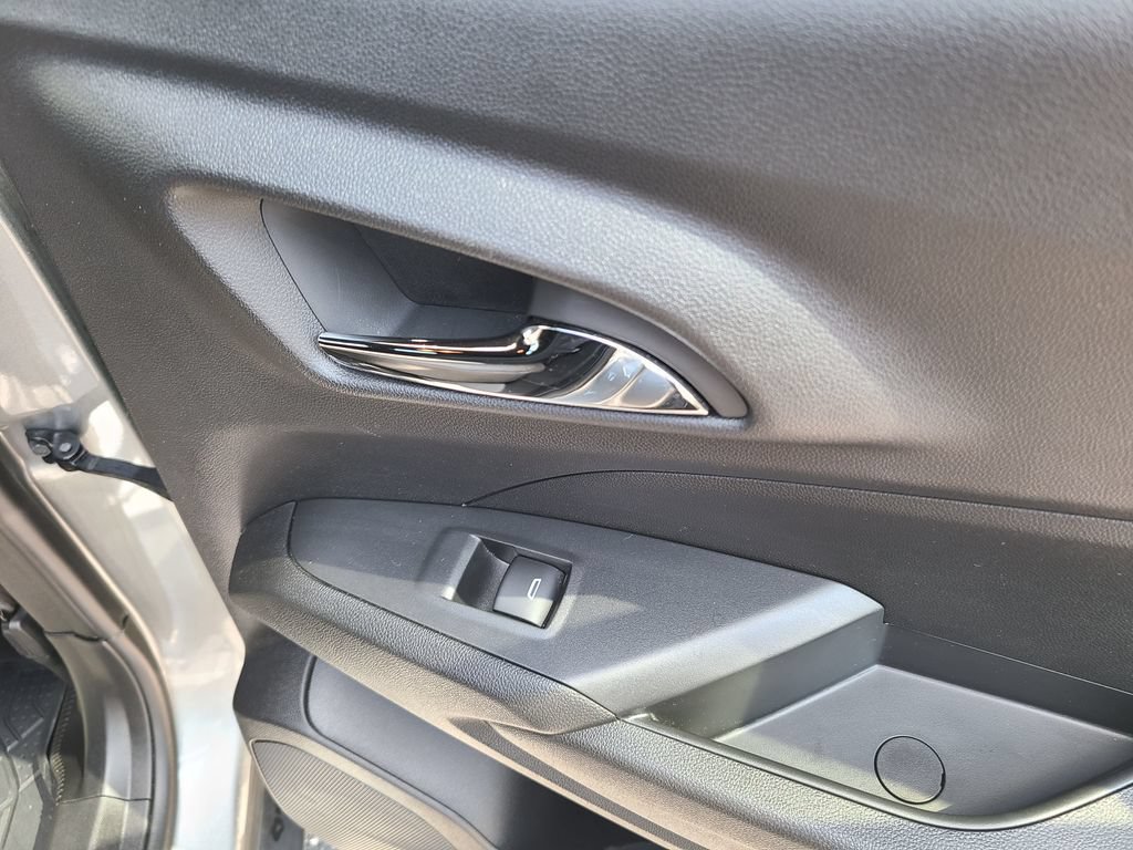 Used 2025 Chevrolet Trax RS FWD image 14