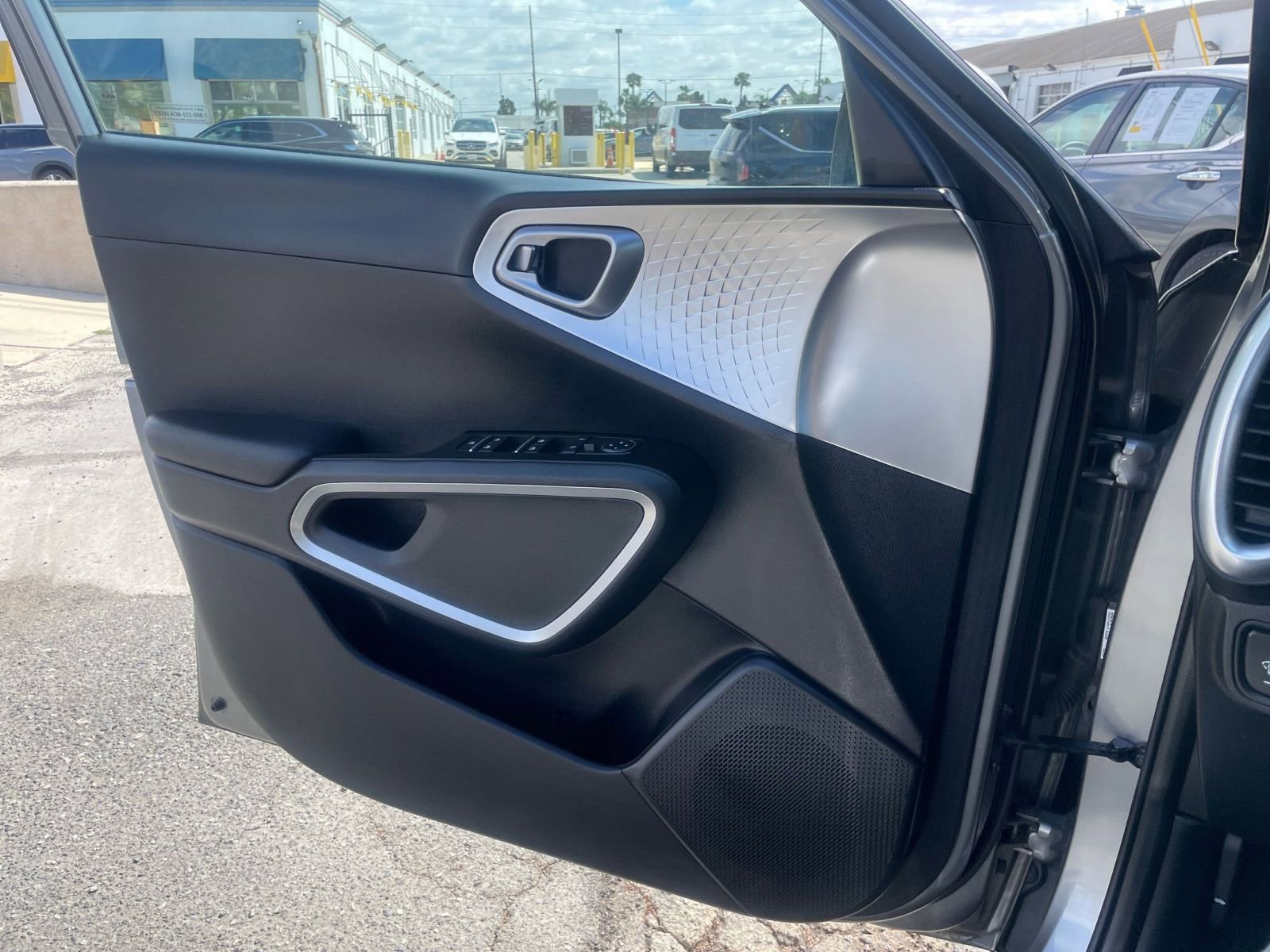 Used 2025 Kia Soul LX w/ LX Technology Package FWD image 18