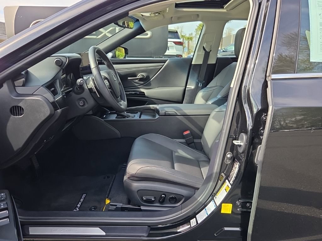 Certified 2023 Lexus ES 250 w/ Premium Package image 4