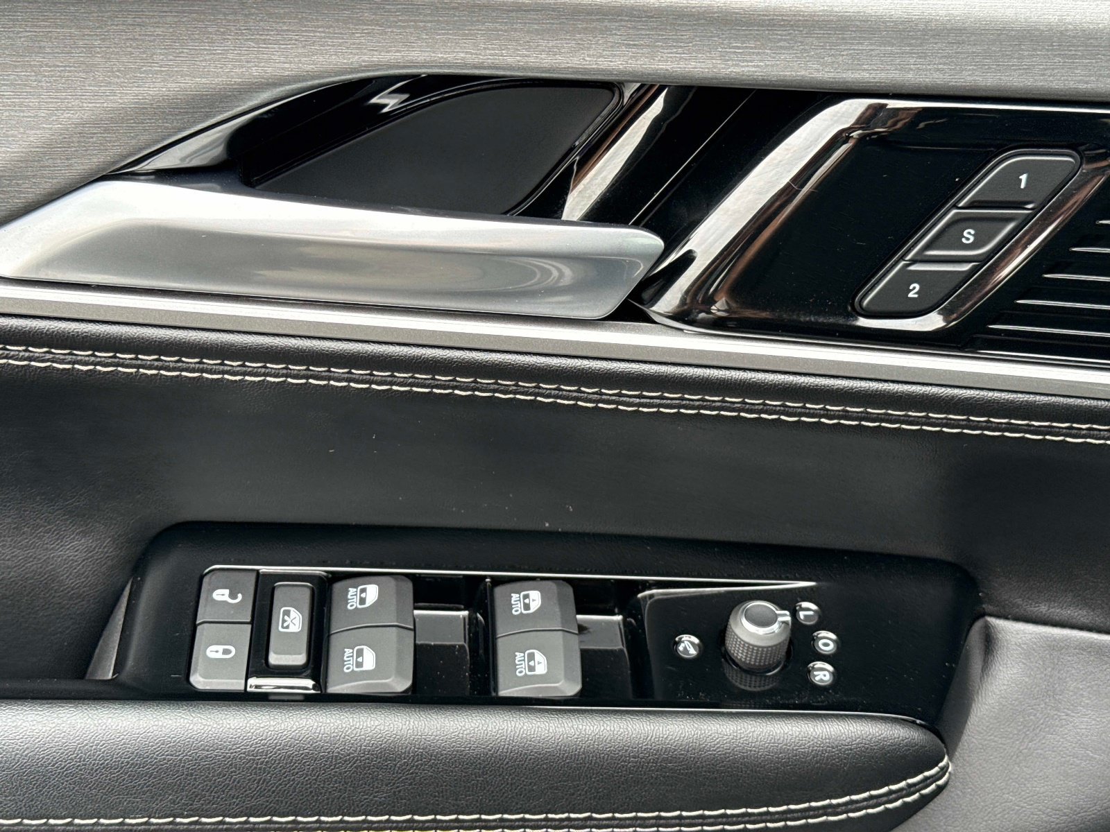 Used 2026 Jeep Grand Wagoneer L Limited w/ 8-Passenger Seating Package AWD/4WD image 22