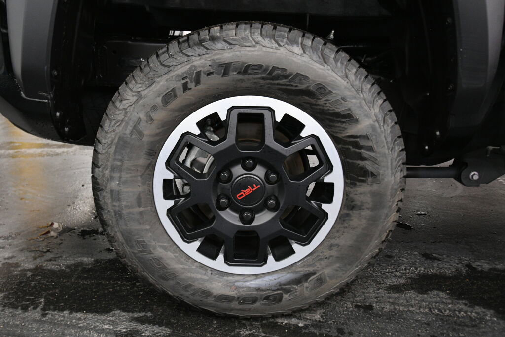 Used 2024 Toyota Tacoma TRD Off-Road image 29