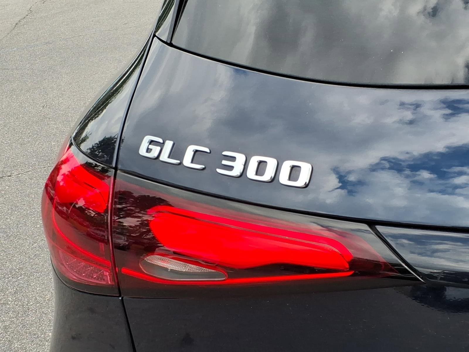Used 2023 Mercedes-Benz GLC 300 4MATIC image 5