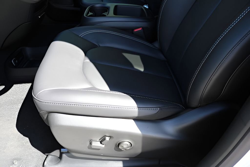 New 2026 Chrysler Pacifica Select FWD image 12