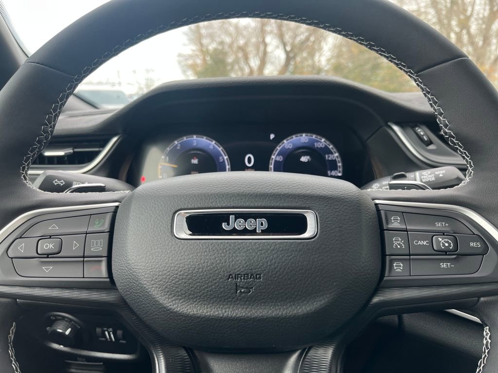 New 2025 Jeep Grand Cherokee Laredo X w/ Luxury Tech Group I AWD/4WD image 17