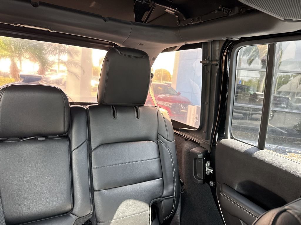 Used 2019 Jeep Wrangler Unlimited Sahara AWD/4WD image 15