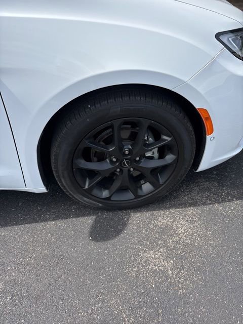 Used 2024 Chrysler Pacifica Limited w/ S Appearance Package image 30