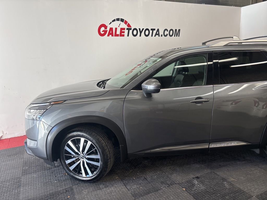 Used 2024 Nissan Pathfinder Platinum w/ Black Appearance Package image 7