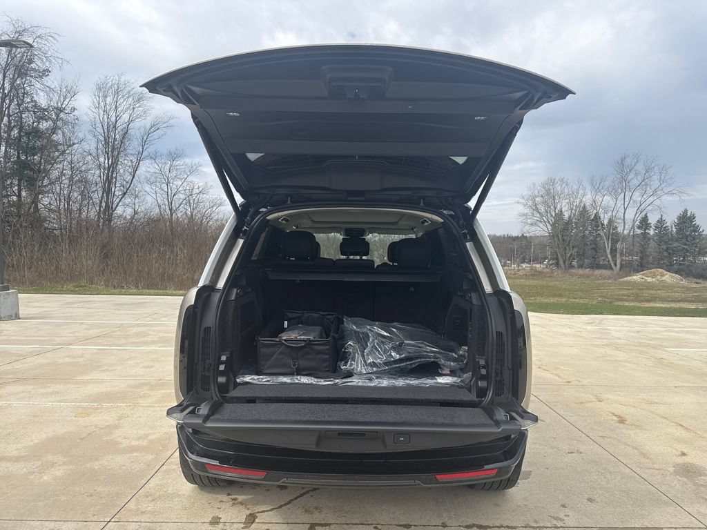 New 2026 Land Rover Range Rover Long Wheelbase SE AWD/4WD image 9