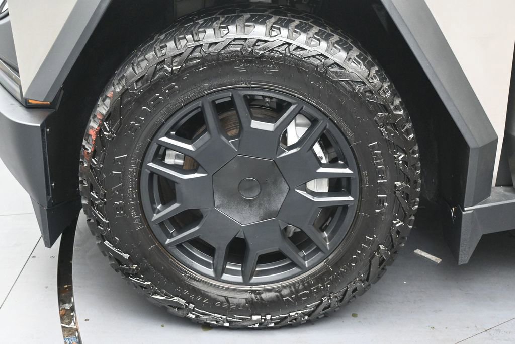 Used 2024 Tesla Cybertruck AWD Crew Cab image 11