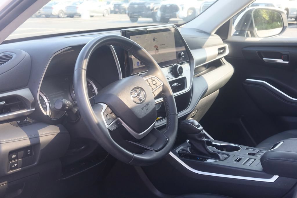 Used 2025 Toyota Highlander XLE AWD/4WD image 22