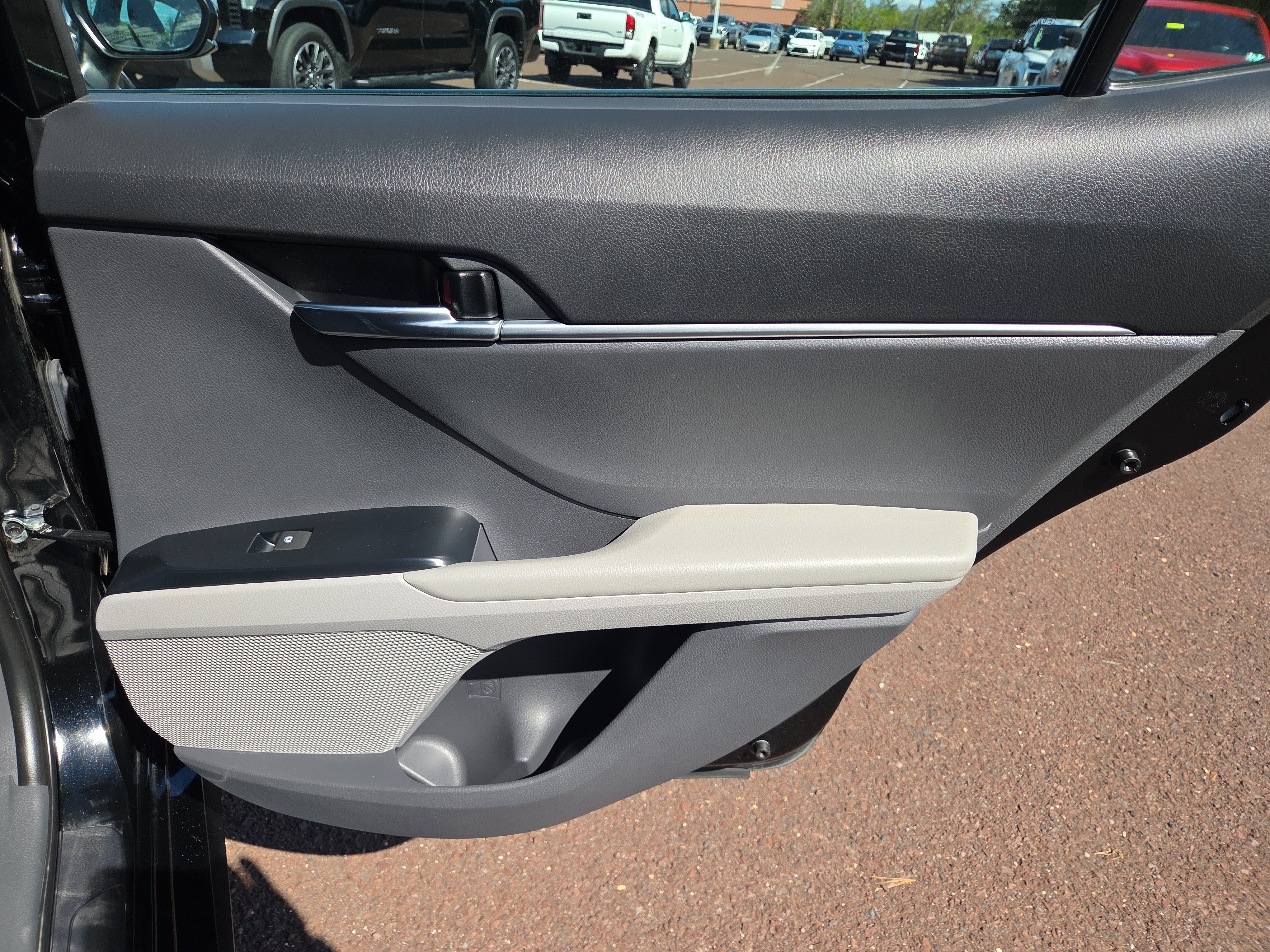 Used 2020 Toyota Camry LE FWD image 19