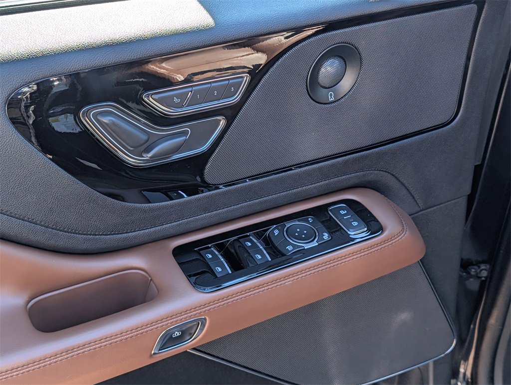 Used 2021 Lincoln Aviator Reserve w/ Equipment Group 201A image 17