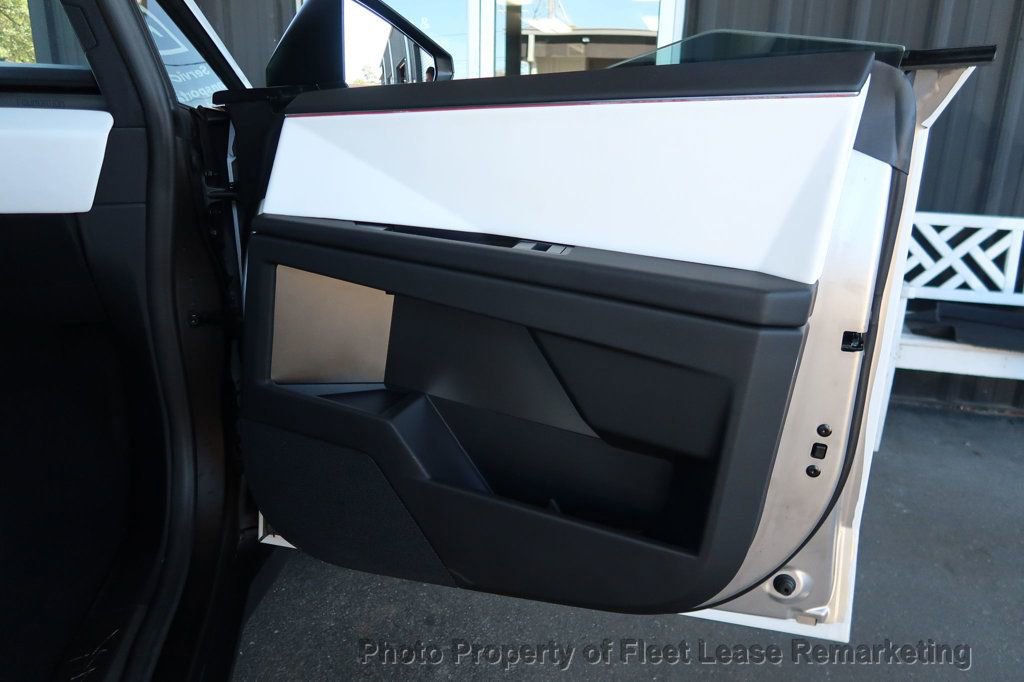 Used 2024 Tesla Cybertruck AWD Crew Cab image 34