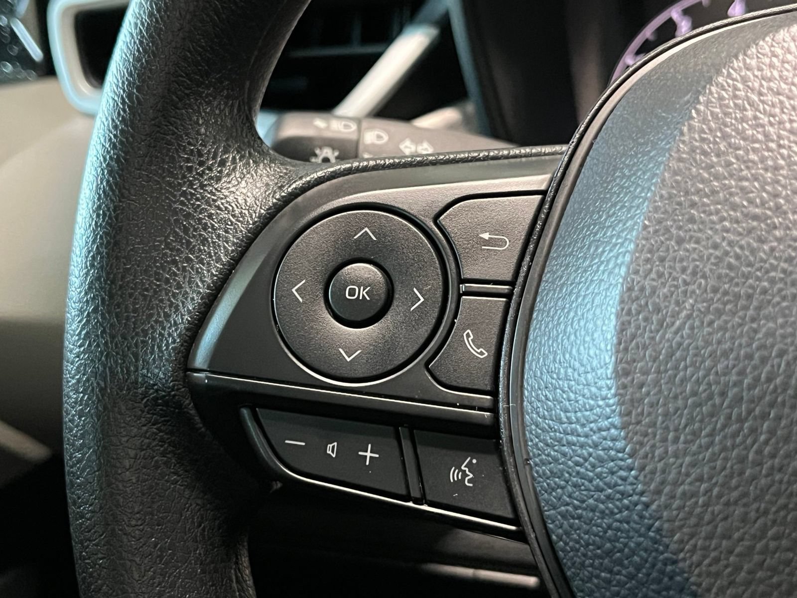 Used 2025 Toyota Corolla LE FWD image 32