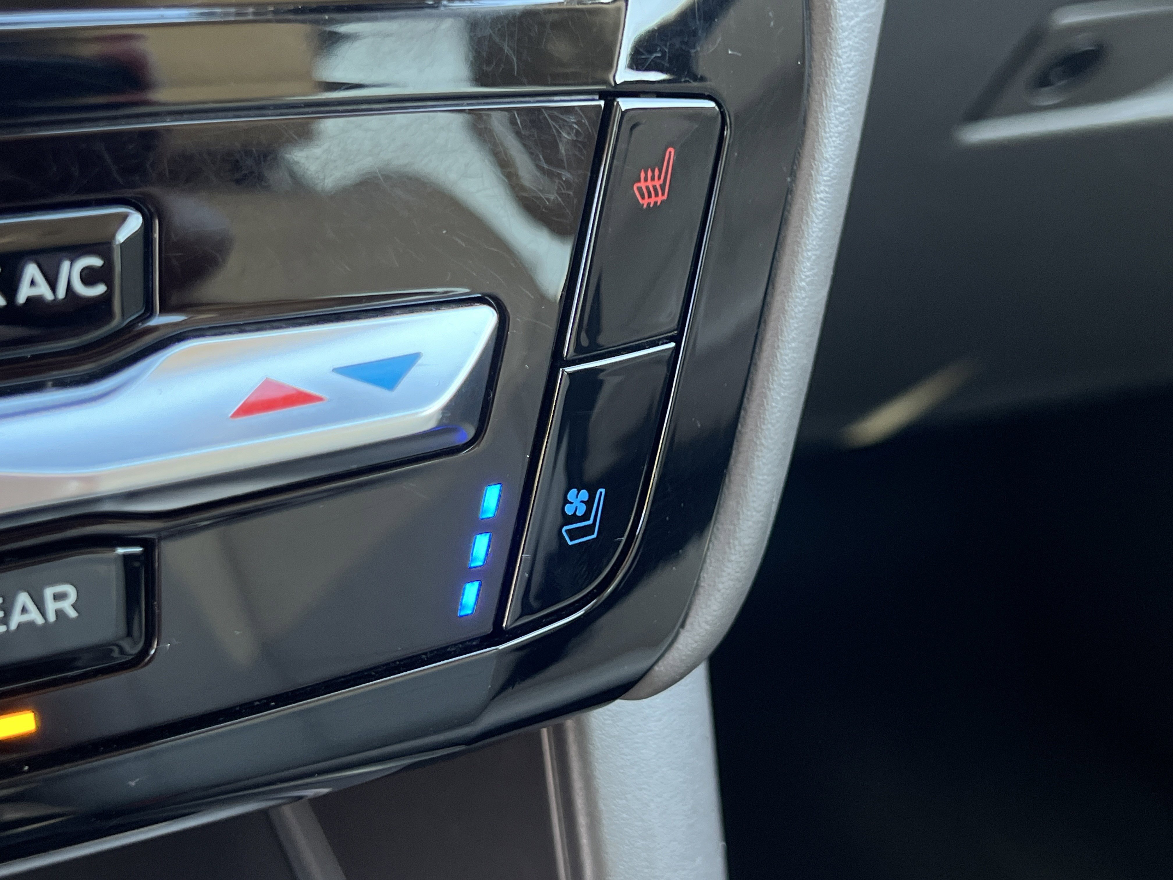 Used 2023 Ford Explorer Platinum w/ Technology Package image 27