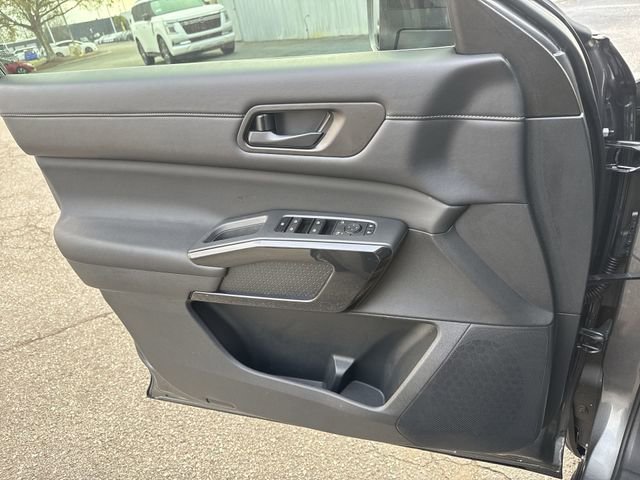 Used 2024 Nissan Pathfinder S image 25