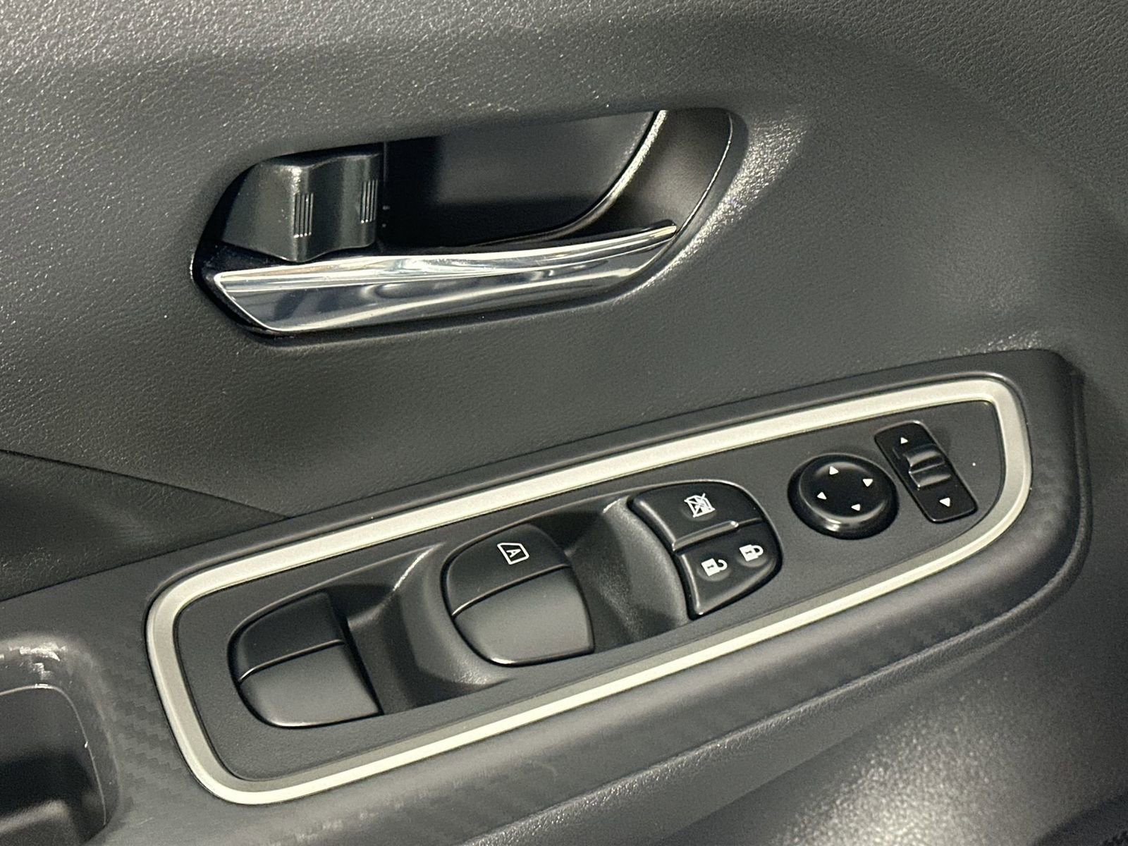 Used 2025 Nissan Versa SR image 13