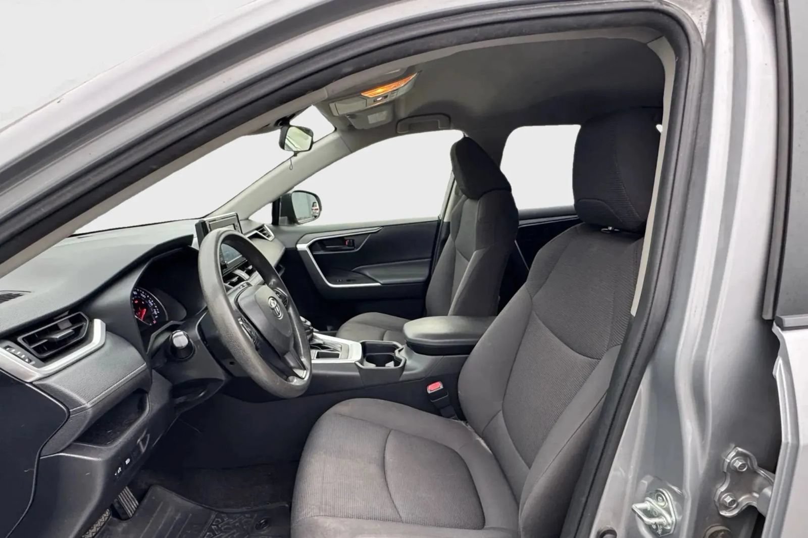 Used 2019 Toyota RAV4 LE FWD image 11