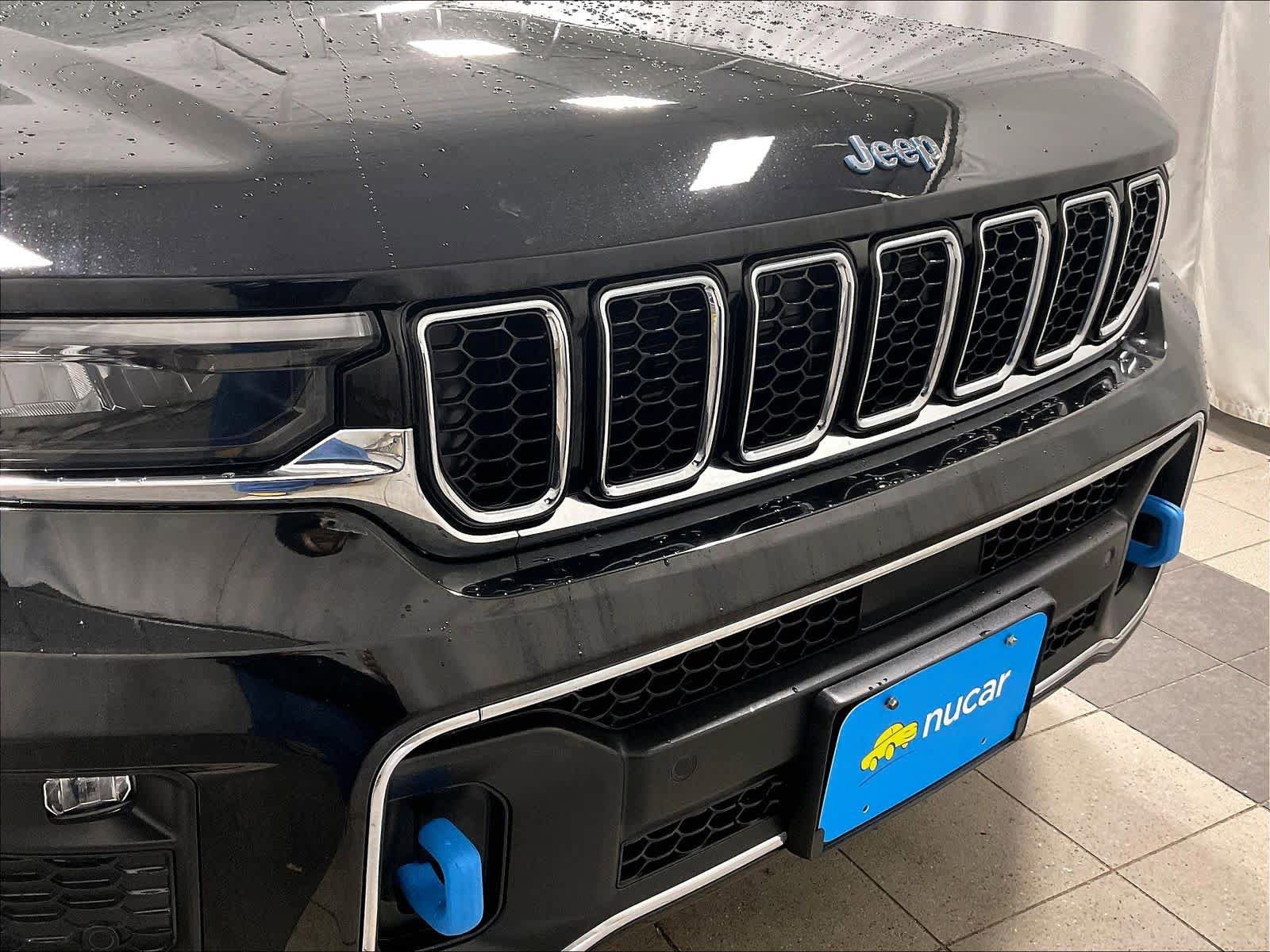 Used 2023 Jeep Grand Cherokee Overland w/ Luxury Tech Group IV AWD/4WD image 32