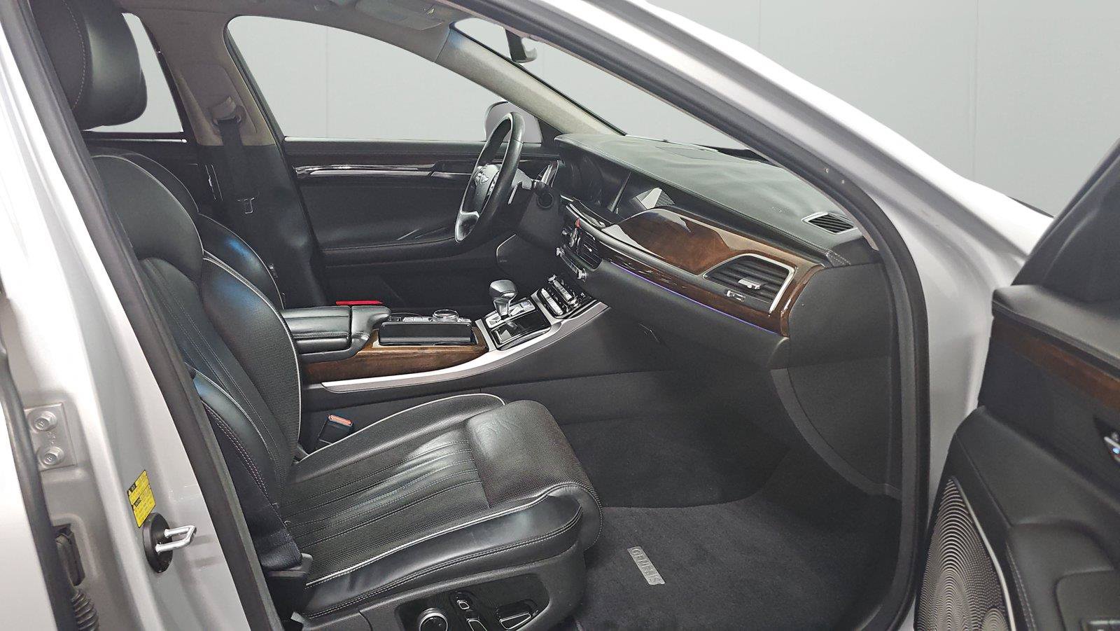 Used 2019 Genesis G90 3.3T Premium RWD image 14
