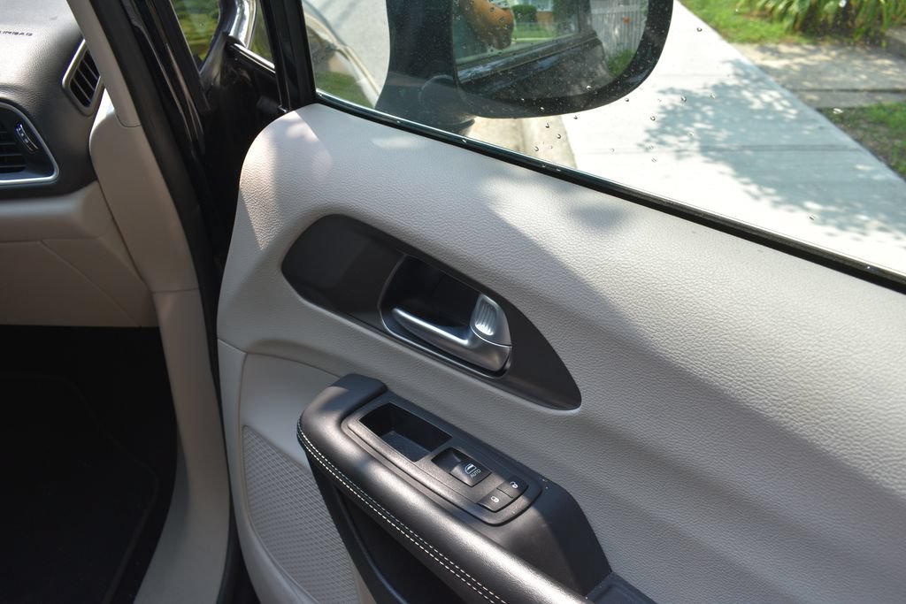 Used 2024 Chrysler Pacifica Touring-L FWD image 21