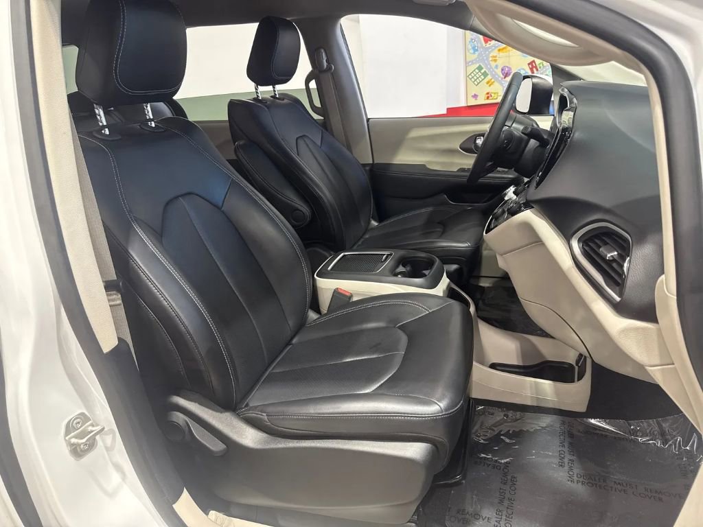 Used 2023 Chrysler Pacifica Touring-L FWD image 31