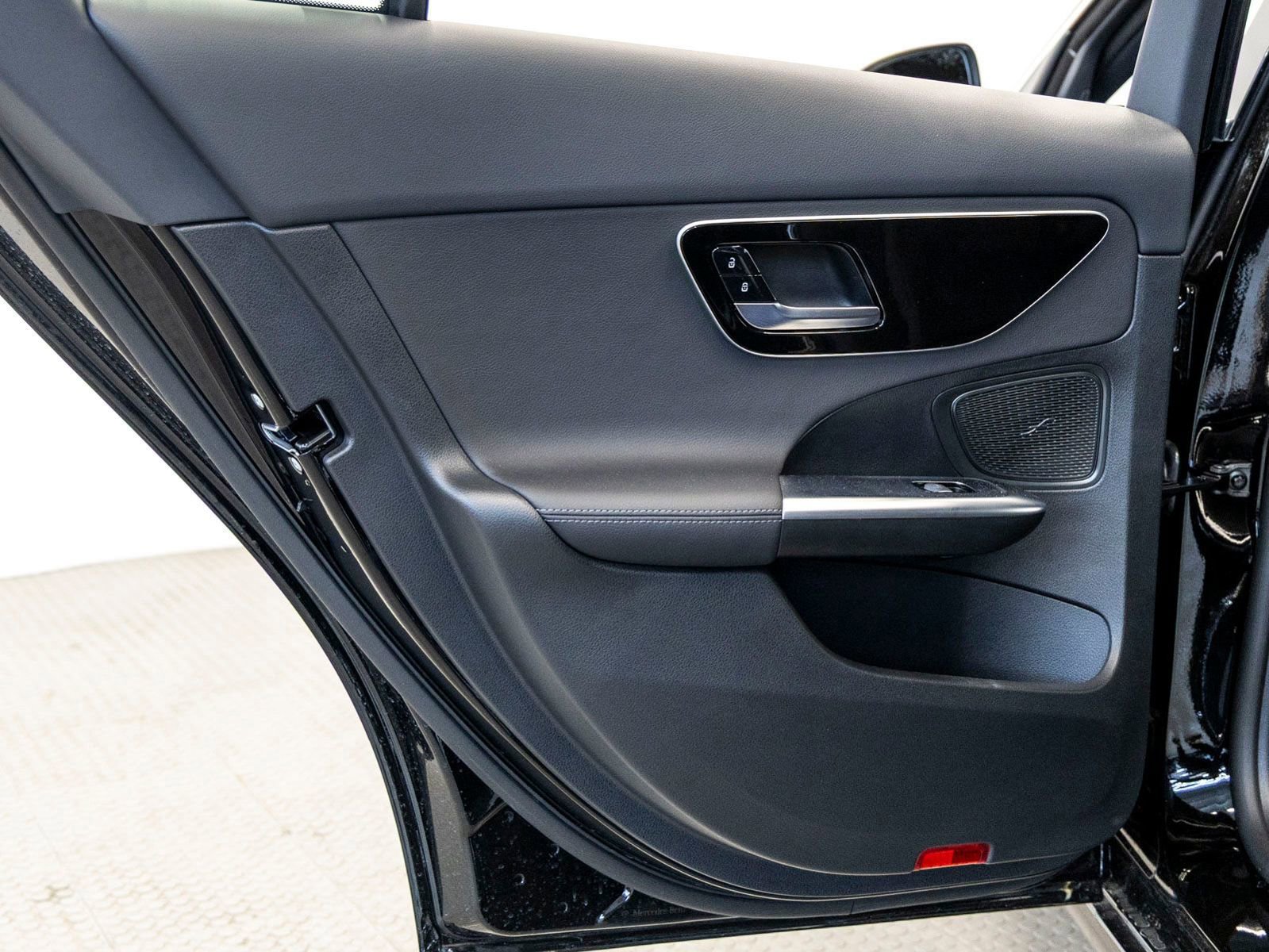 Used 2025 Mercedes-Benz C 300 Sedan image 19