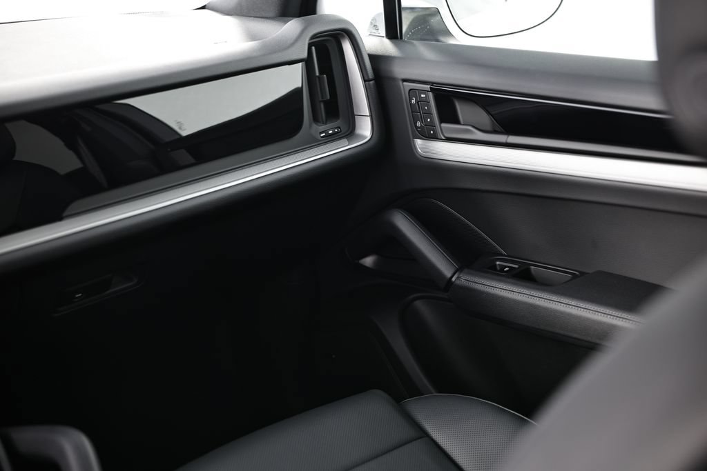 Certified 2025 Porsche Cayenne S AWD/4WD image 31