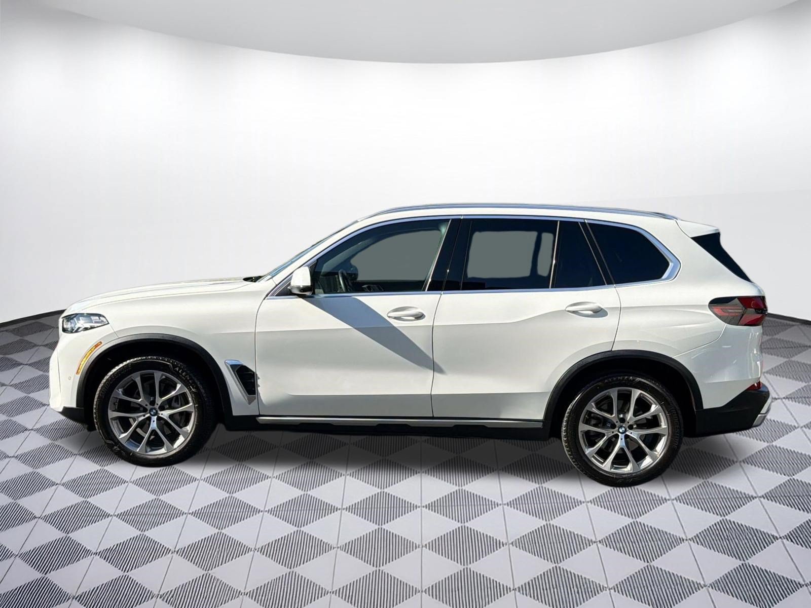 Used 2024 BMW X5 sDrive40i w/ Parking Assistance Package RWD image 2