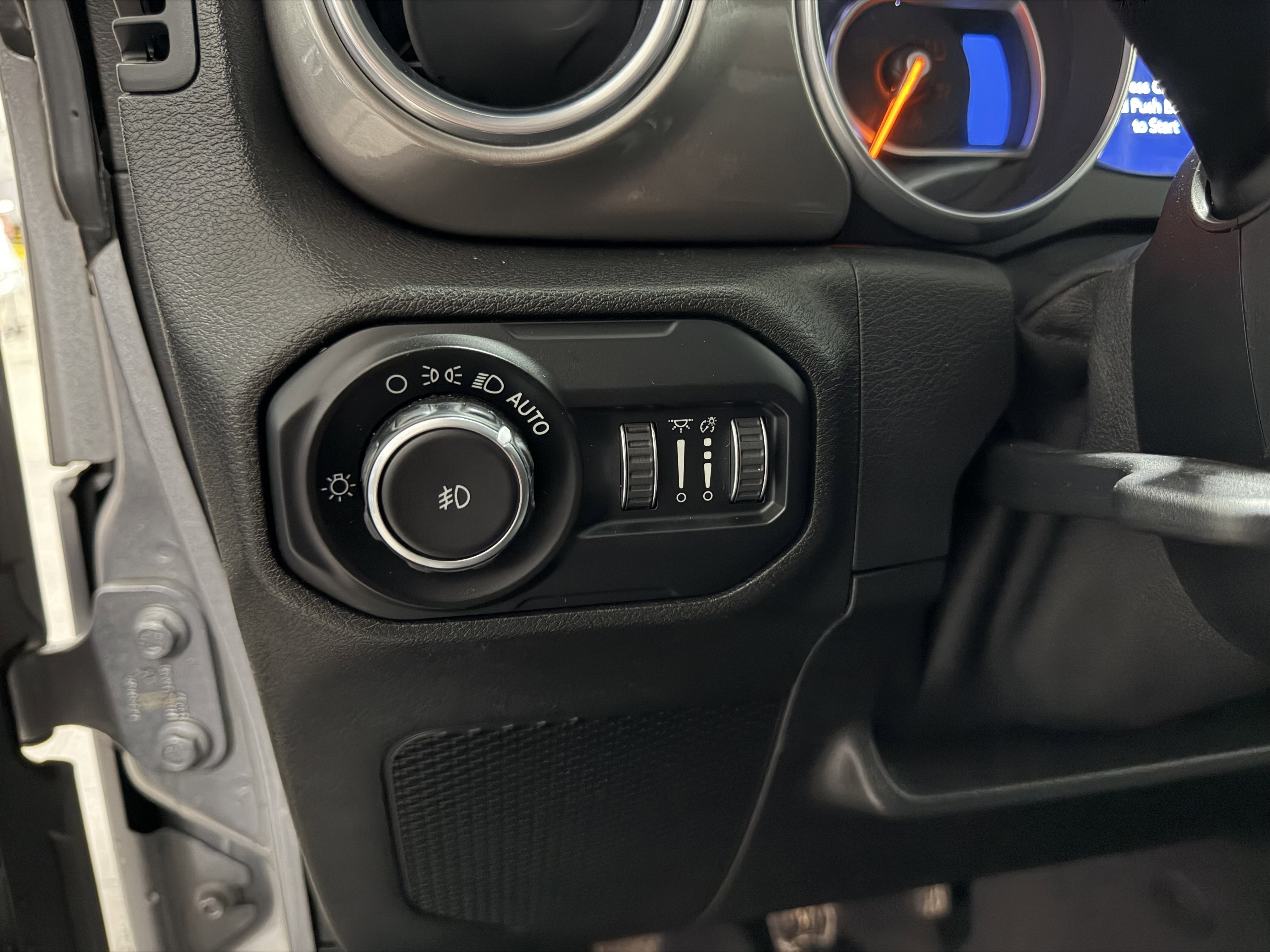 Used 2018 Jeep Wrangler Unlimited Sahara image 11
