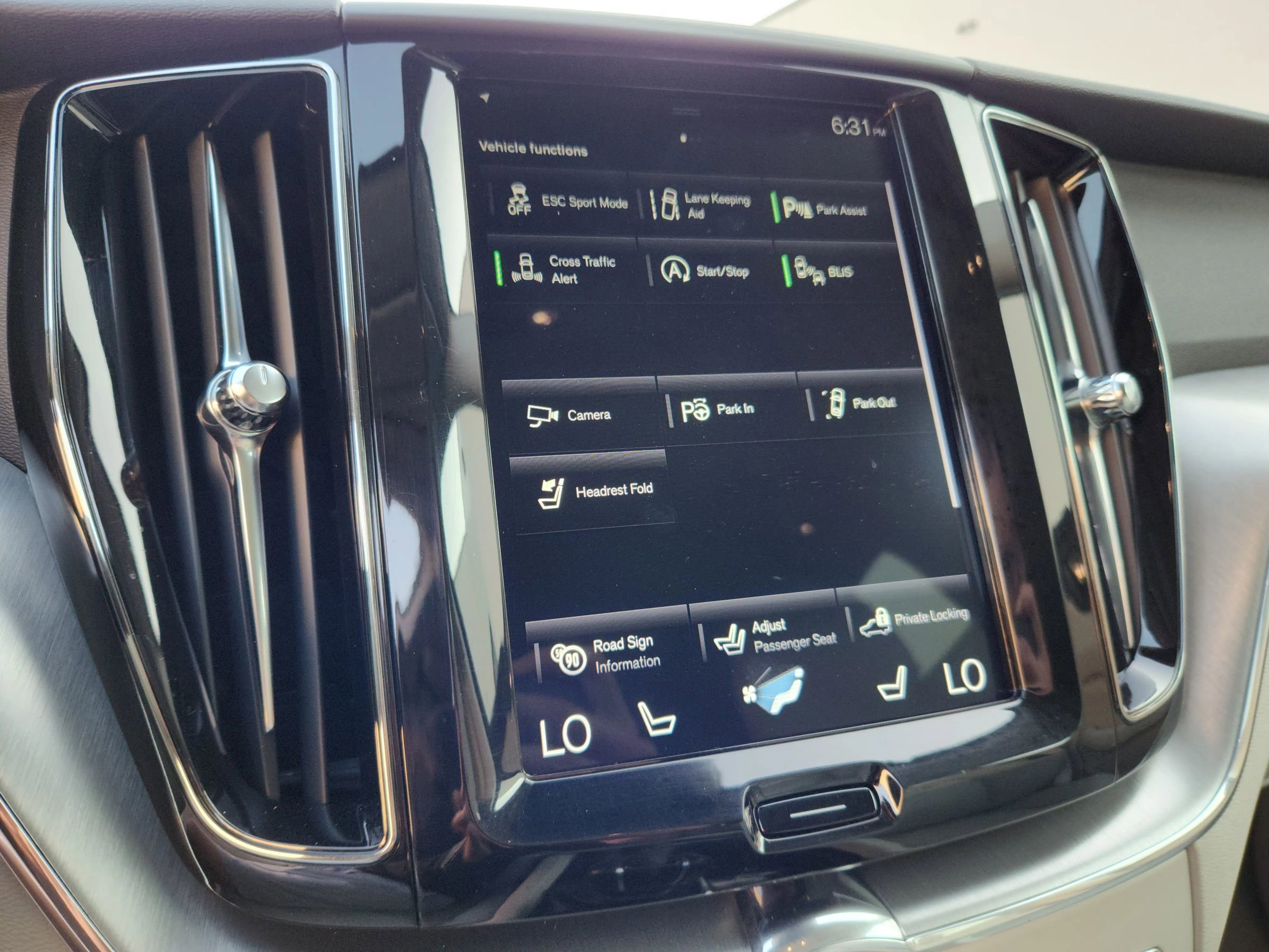 Used 2019 Volvo XC60 T5 Momentum w/ Multimedia Package image 13