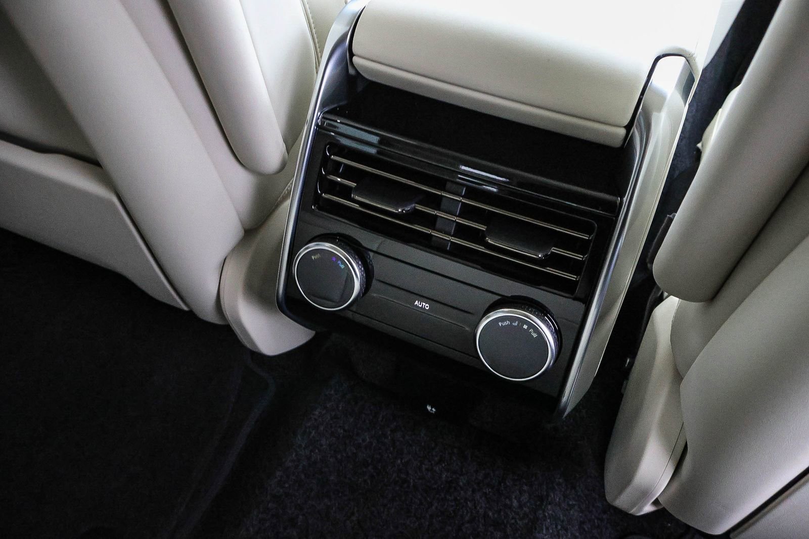 New 2026 Land Rover Range Rover SE image 21