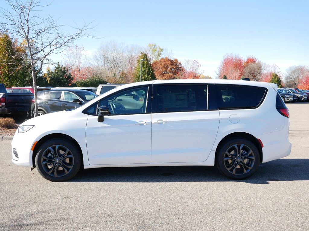 New 2026 Chrysler Pacifica Select AWD/4WD image 17