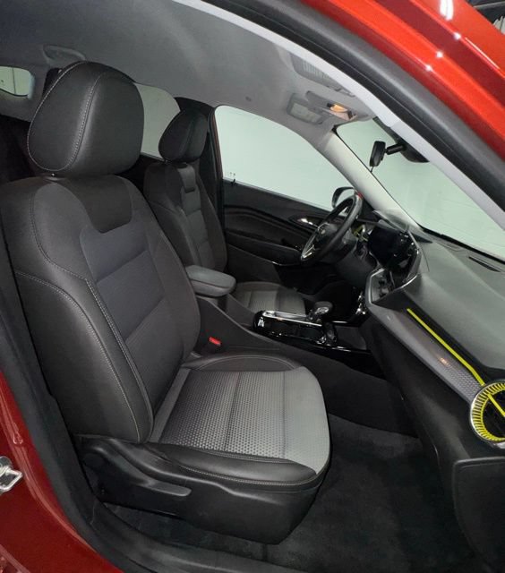 Used 2024 Chevrolet Trax LT w/ LT Convenience Package FWD image 15