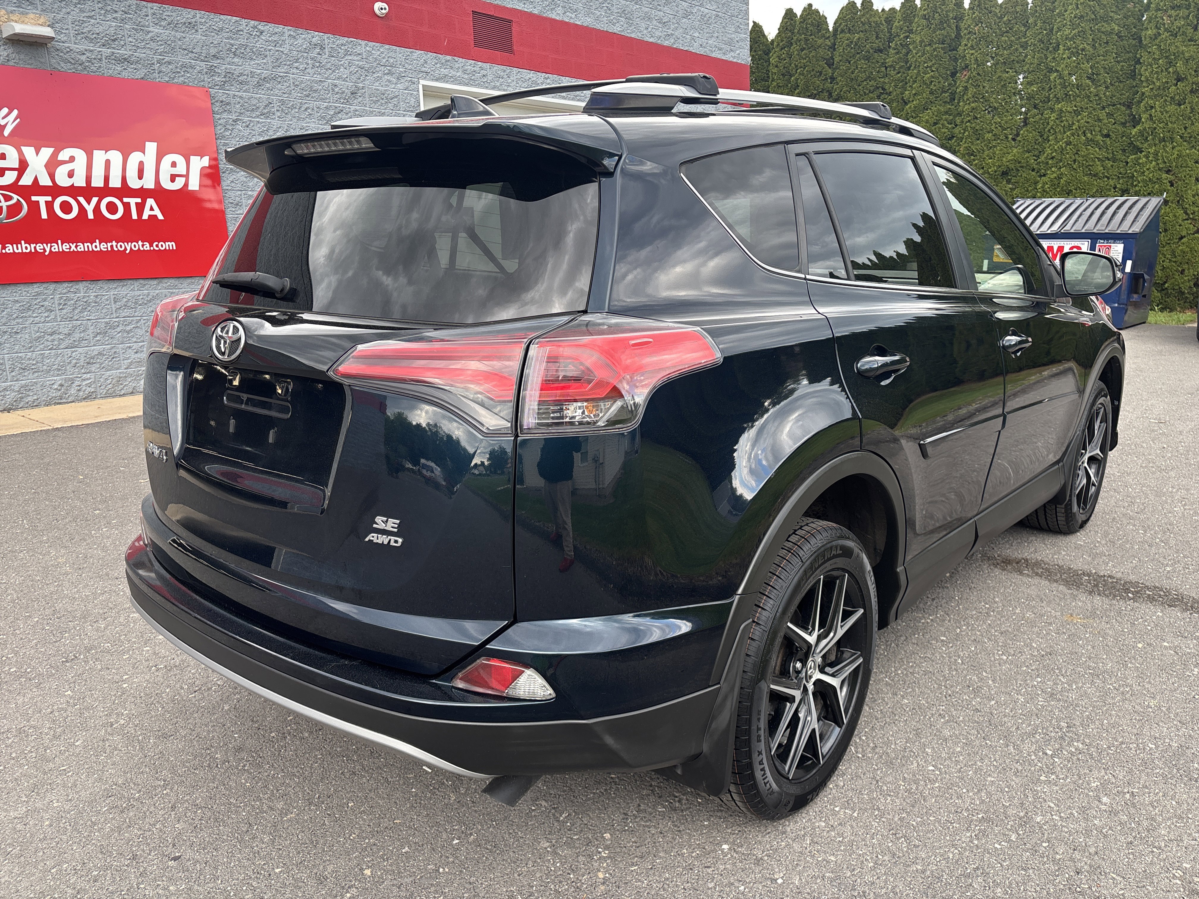 Used 2018 Toyota RAV4 SE w/ Power Extra Value Package AWD/4WD image 3