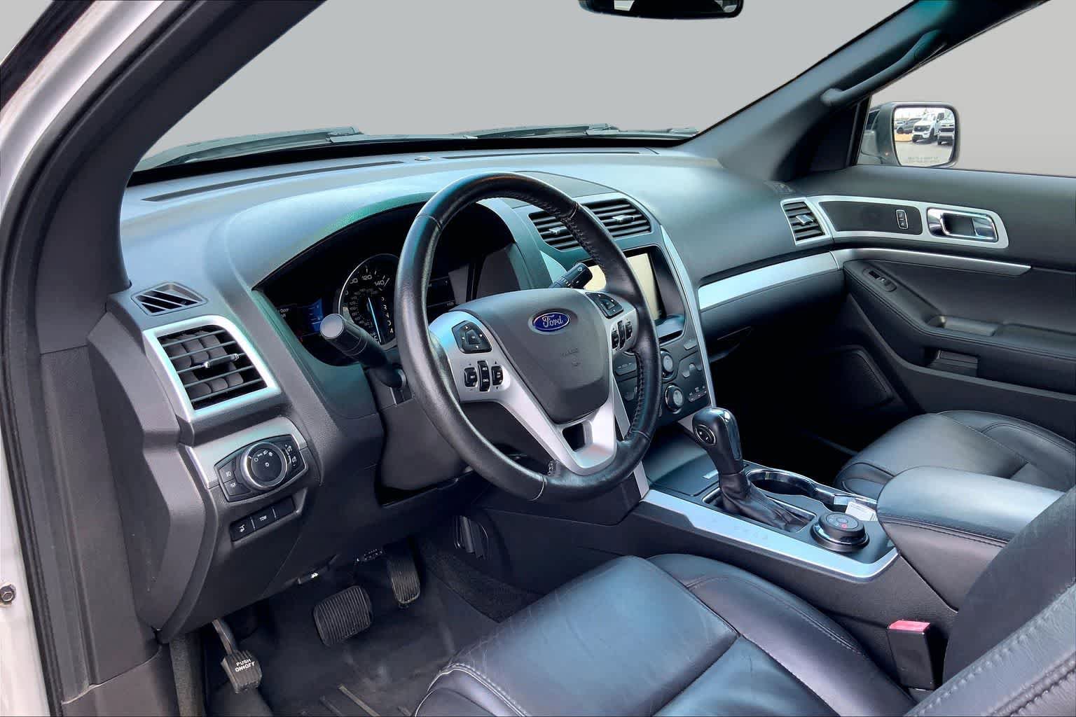 Used 2015 Ford Explorer XLT w/ Equipment Group 202B AWD/4WD image 17