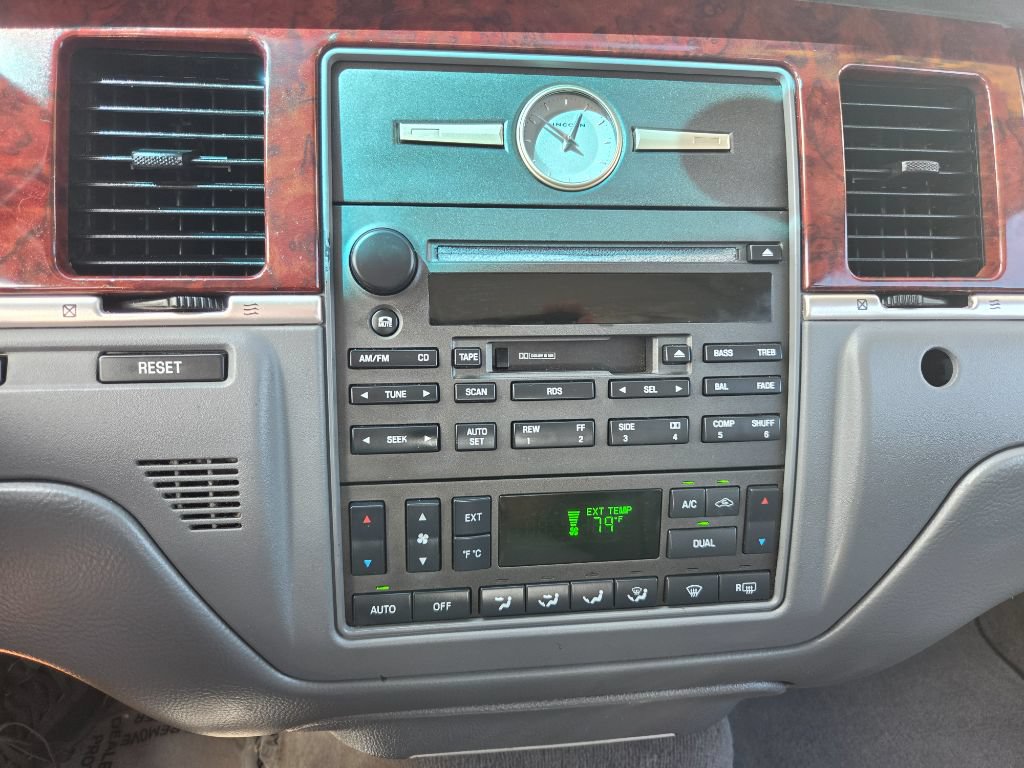 Used 2005 Lincoln Town Car Signature RWD image 20
