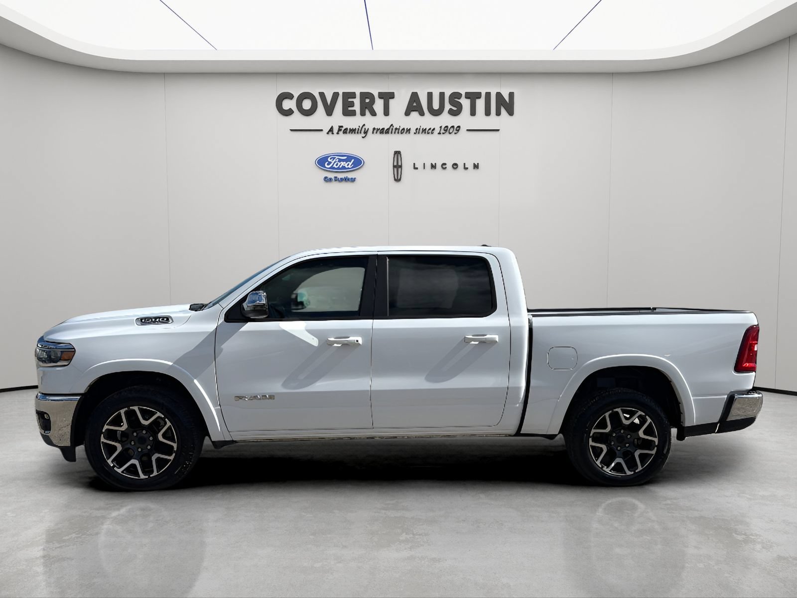 Used 2025 RAM 1500 Laramie AWD/4WD image 2